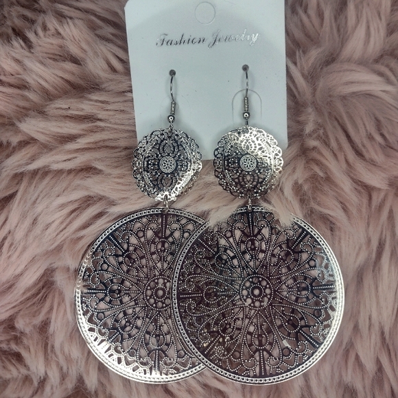 Beautiful Filigree Silver Tone Earrings - Picture 1 of 3